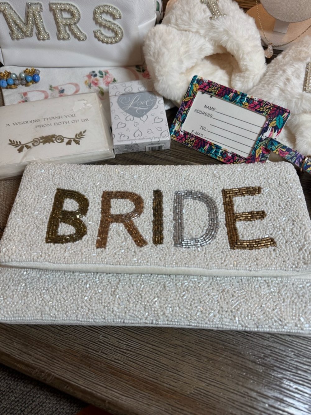 Bridal‎ Gift Set - White & Gold "BRIDE" Pouch + "MRS" & "I DO" Accessories - Picture 2 of 16